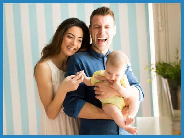 Congedo parentale, l'immagine mostra una famiglia composta da un uomo, una donna ed un neonato.