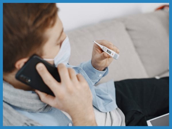 Regole della malattia Regole della malattia. L'immagine mostra una persona ammalata che chiama il suo datore di lavoro per comunicare che non potrà recarsi al lavoro.